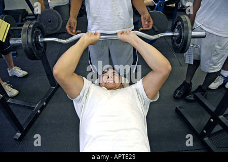 High-School-Schüler hebt Eisen Gewichte in einem Bodybuilding-Klasse Stockfoto