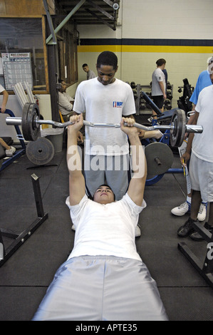 High-School-Schüler hebt Eisen Gewichte in einem Bodybuilding-Klasse Stockfoto