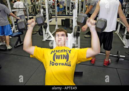 High-School-Schüler hebt Eisen Gewichte in einem Bodybuilding-Klasse Stockfoto