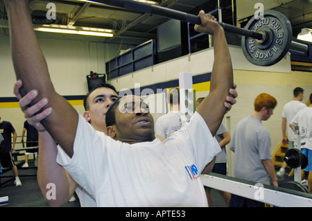 High-School-Schüler hebt Eisen Gewichte in einem Bodybuilding-Klasse Stockfoto