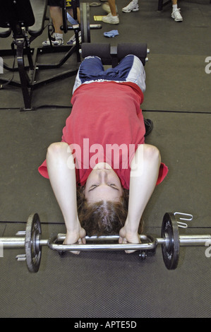 High-School-Schüler hebt Eisen Gewichte in einem Bodybuilding-Klasse Stockfoto