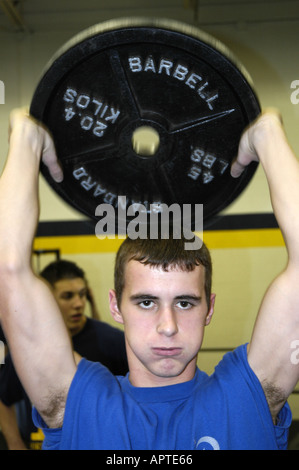 High-School-Schüler hebt Eisen Gewichte in einem Bodybuilding-Klasse Stockfoto