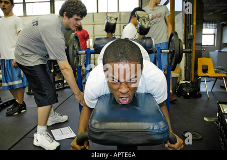 High-School-Schüler hebt Eisen Gewichte in einem Bodybuilding-Klasse Stockfoto