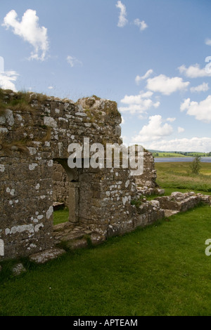 Verfallene Ruinen auf Devenish Insel mit üppiger Rasen an Sommertag Stockfoto