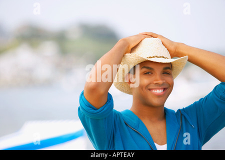 Hispanic Mann mit Hut am Strand Stockfoto