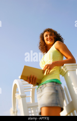 Junge Frau im freien lesen Stockfoto
