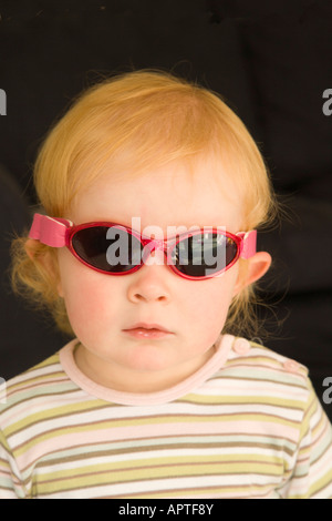 Weibliche Todder mit Strawberry blonde Haare rosa Sonnenbrille Stockfoto