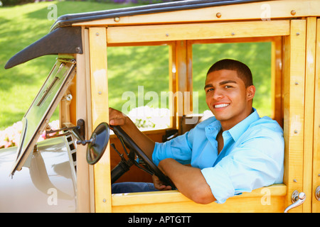 Hispanic Mann alte altmodisches Auto fahren Stockfoto