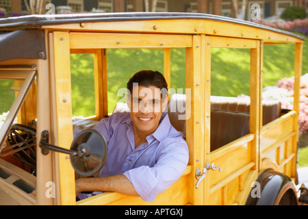 Ägyptischen Mannes alte altmodisches Auto fahren Stockfoto