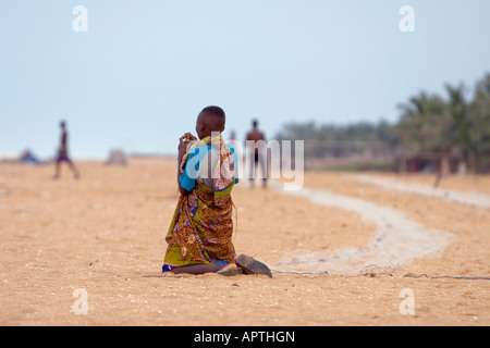 Lokale Fischer betet für einen guten Fang im Awale Plage in Benin Stockfoto