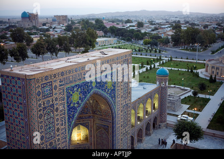 Blick über Tilla Kari Madrassa und Bibi-Khanym Moschee in Samarkand im Morgengrauen Stockfoto