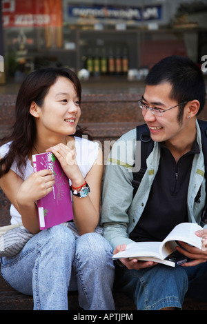 Junge asiatische paar halten Schulbücher Stockfoto