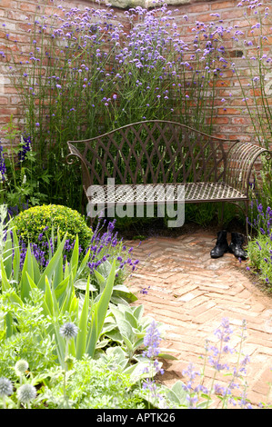 Tatton Flower Show Fischgräten Backstein Garten Weg mit Eisenbank Stockfoto