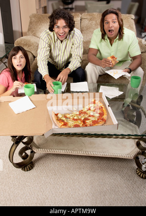 Multi-ethnischen Freunden vor dem Fernseher und Essen Stockfoto