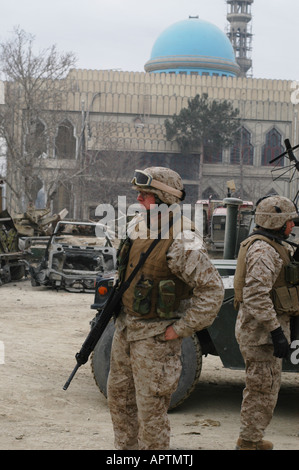 Ost-Afghanistan Januar 2005 US-amerikanische Truppen in Khost. Soldaten auf Patrouille vor Moschee zusammengesetzten Stockfoto