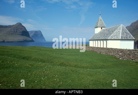 Allein stehende Kirche in eine dramatische Fjordlandschaft am Vidareidi auf den Färöer Inseln Stockfoto