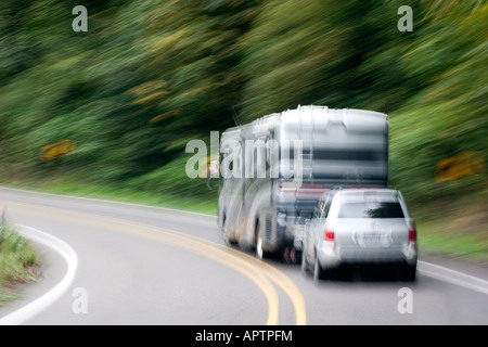 Wohnmobil ein kleines SUV Auto abschleppen Stockfoto