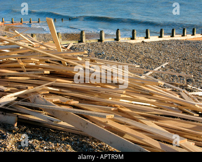 Holz an Land gespült an der Südküste am Goring Meer westlich von Worthing West Sussex von Striken Cargo Schiff der Eis-Prinz Stockfoto