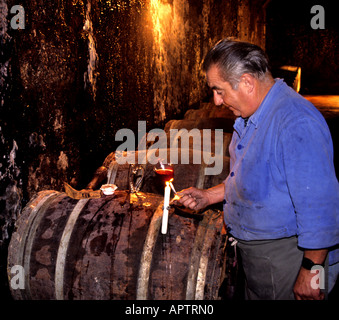 Pontet Canet Kellermeister Chateau Medoc Keller Fass Wein Abfüller Produktion Stockfoto