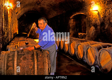 Pontet Canet Kellermeister Chateau Medoc Keller Fass Wein Abfüller Produktion Stockfoto