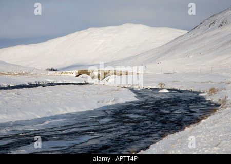 Frasers Road Bridge eine schottische Landschaft. Clen clunie, Spittal Of Glenshee 93 Braemar über die Cluny brennen, Cairngorms National Park, Schottland Stockfoto