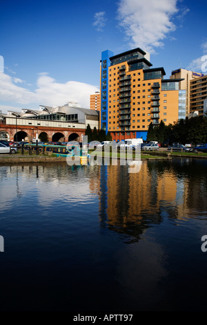 Moderne Architektur und Leeds Station vom Getreidespeicher Wharf in Leeds, West Yorkshire England Stockfoto