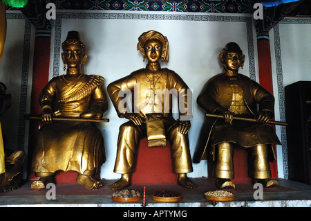 Statuen von Gottheiten, die in einem lokalen Dongba-Tempel verehrt. Lijiang, Yunnan, China. Stockfoto