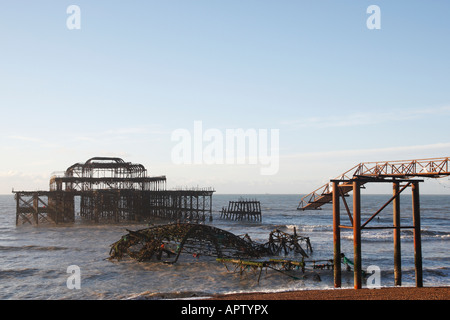 Reste der West Pier Brighton im Jahre 1866 erbaut und brannte im Jahr 2003 genommen in den frühen Morgen Sussex England uk Stockfoto