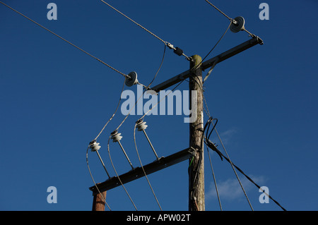 Stromleitungen vor blauem Himmel UK Stockfoto