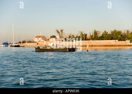 Vaporetto, den Wasserbus, stoppen auf der St.-Michael-Insel, Isola di Michele, der Friedhof Insel, Venedig, Italien Stockfoto