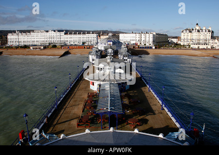 Anzeigen von Eastbourne Pier mit Blick auf die Stadt direkt am Meer Eastbourne East Sussex England Vereinigtes Königreich Stockfoto