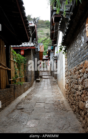 Schmale Gasse in der Wohngegend von der Altstadt von Lijiang, Yunnan, China Stockfoto