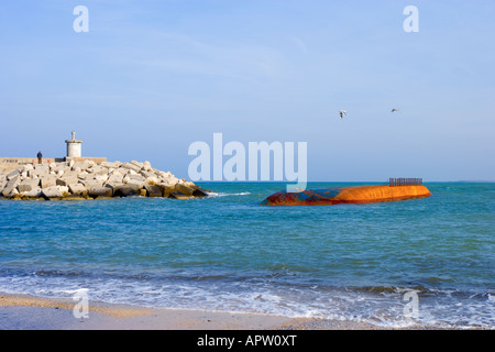 Schiff auf Grund gelaufen in Karaburun, einem Fischerhafen auf Schwarzes Meer Küste von Istanbul, Türkei Stockfoto