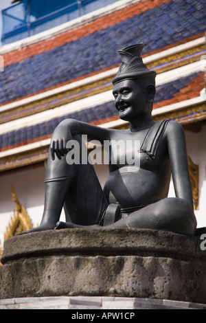 Bronzestatue (Buddha, Mönch oder König?) Vor dem Wat Phra Kaew Tempel auf dem Gelände des Grand Palace Bangkok Thailand. Die Statue repräsentiert eine Person, die sich in der Hitze mit einem Handtuch über der Schulter entspannt. Stockfoto