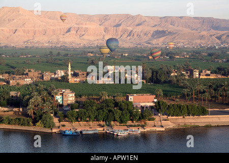 Heißluftballons über den Nil [Fluss Nil, Ägypten, arabische Staaten, Afrika].                                                 . Stockfoto