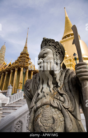 Wächter Riese vor dem Phra Si Rattana Chedi Gold Stupa und Phra Bibliothek (links) am Wat Phra Kaew Tempel, auf dem Gelände des Großen Palastes. Bangkok, Thailand. Stockfoto