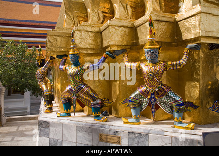 Miniatur-Wächter-Riesen rund um eine Stupa in der Anlage von Wat Phra Kaew. Der Grand Palace Komplex in Bangkok, Thailand. Stockfoto