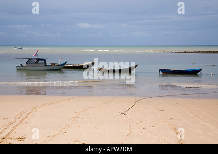 Phala Beach und Fischerboote, ca. 36 km von Rayong, Thailand entfernt. Stockfoto