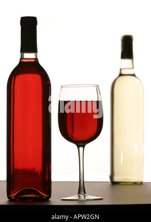 Glas gefüllt mit Rotwein neben Rotwein Flasche mit weißen Weinflasche im Hintergrund Stockfoto