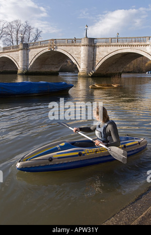 Mann paddeln aufblasbares Kanu Kajak Boot auf der Themse bei Richmond upon Thames. Surrey. UK Stockfoto