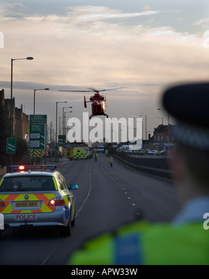 Londoner Air Ambulance Helikopter Verkehrsunfall auf der North circular A406 in der Nähe von Hanger Lane Gyratory besuchen. London-UK Stockfoto