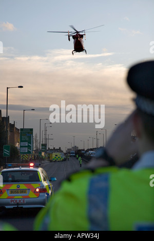 Teilnahme an einem Verkehrsunfall auf der North circular A406 Road in der Nähe von Hanger Lane Gyratory London Air Ambulance-Hubschrauber. London-UK Stockfoto