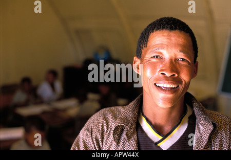 Lehrer Toma N Avi in seinem Klassenzimmer von Den Ui Dorf Schule Buschmannland Namibia Stockfoto