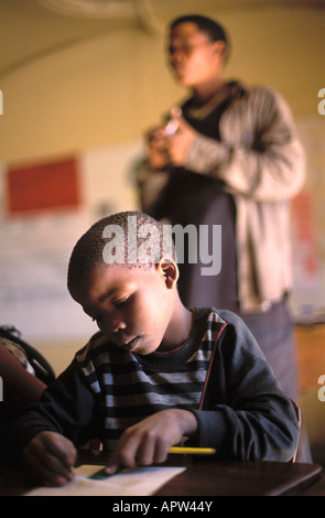 Lehrer Toma N Avi überwacht seine Schüler in Den Ui Dorf Schule Buschmannland Namibia Stockfoto