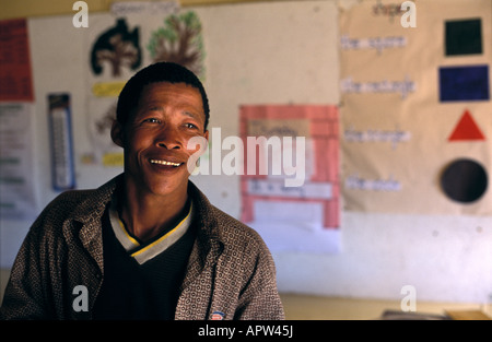 Lehrer Toma N Avi in seinem Klassenzimmer von Den Ui Dorf Schule Buschmannland Namibia Stockfoto