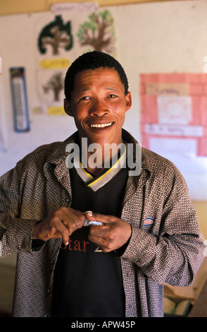 Lehrer Toma N Avi in seinem Klassenzimmer von Den Ui Dorf Schule Buschmannland Namibia Stockfoto