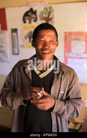 Lehrer Toma N Avi in seinem Klassenzimmer von Den Ui Dorf Schule Buschmannland Namibia Stockfoto