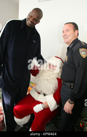 Miami Beach Florida, Strafverfolgungsbehörden, Polizeibehörde Urlaub Spielzeug Giveaway, Shaquille O'Neal, Basketball-Star, Weihnachtsmann, Weihnachten, Tradition, Winter, pol Stockfoto