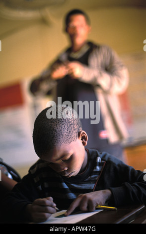 Lehrer Toma N Avi überwacht seine Schüler in Den Ui Dorf Schule Buschmannland Namibia Stockfoto