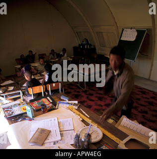 Toma N Avi Lehrer an Den Ui-Dorfschule in seinem Klassenzimmer Buschmannland Namibia Stockfoto